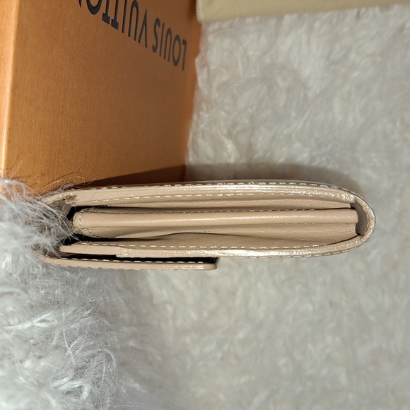 Louis Vuitton Vernis Sarah Wallet EUC - Picture 16 of 17